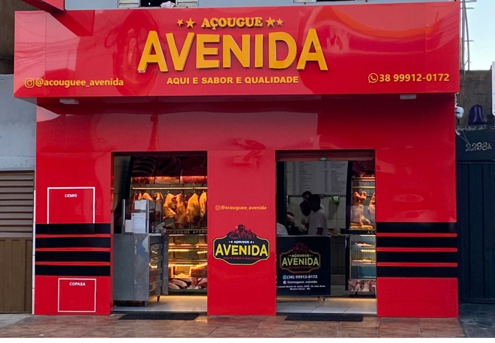Fachada do Açougue Avenida, cliente do Balcão na Mão